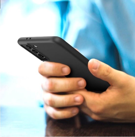 Hoesje en Screenprotector Combi Geschikt Voor Samsung Galaxy S22 - Zwarte Siliconen Hoesje + 2x Screenprotector